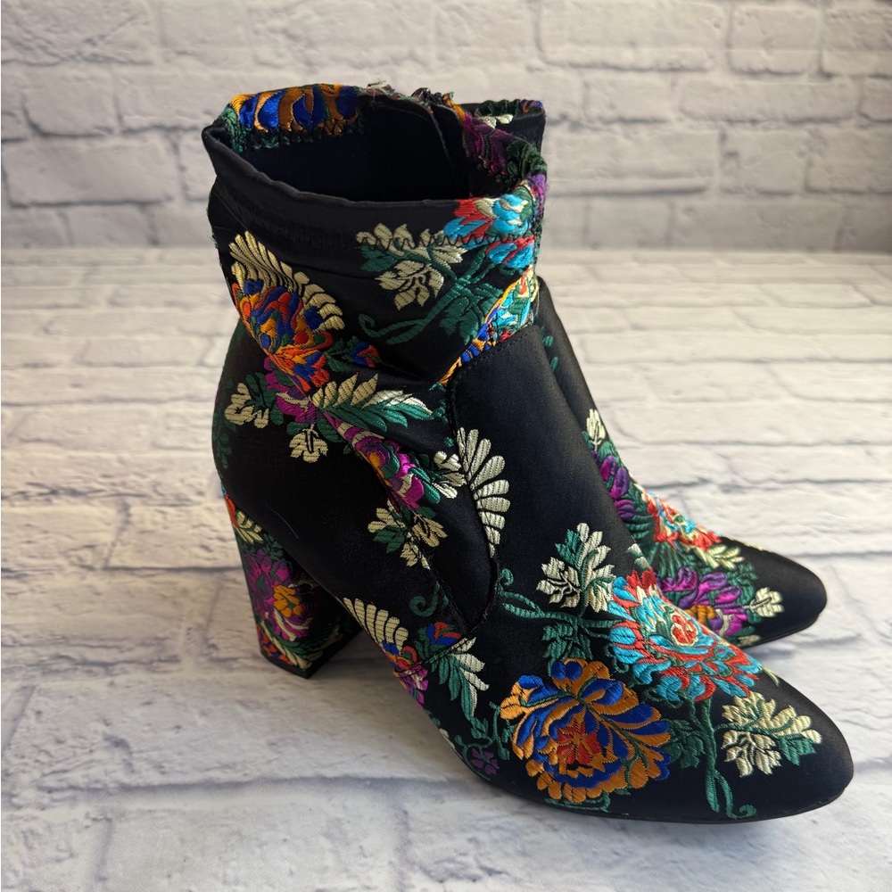 Steve Madden Multicolor Embroidered Ankle Boots. Size 9. - Picture 3 of 6